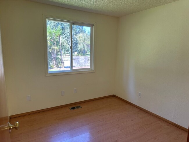 Building Photo - Welcome to this charming 3 bedroom, 2 bathroom home + Office + Large Shed + Mt Si View!