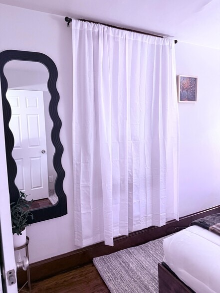 Building Photo - 212 Smith St