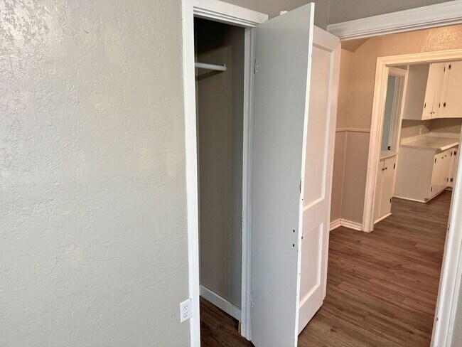 Building Photo - Charming 2 bed, 1.5 story home on corner-lot!