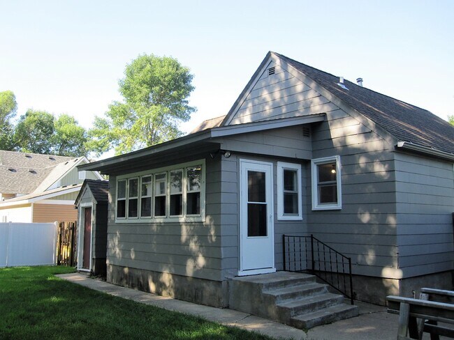 Building Photo - 376 S Pierson Ave