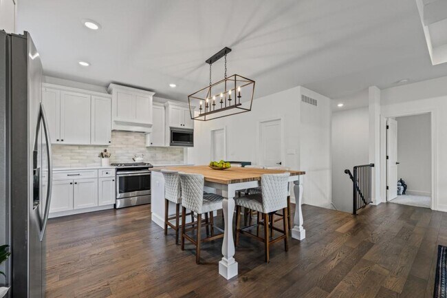 Building Photo - 5709 Bower Ln