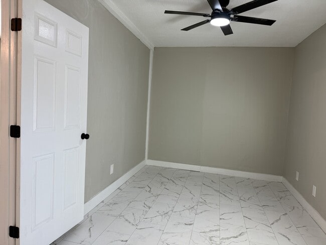 Building Photo - 728 W 39th St