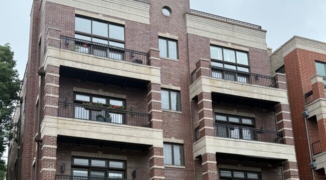 Building Photo - 1834 W Foster Ave