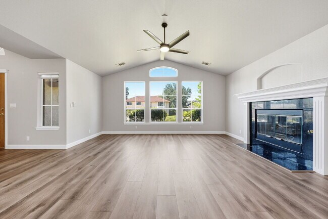 Building Photo - Executive Rental in Gold Hills