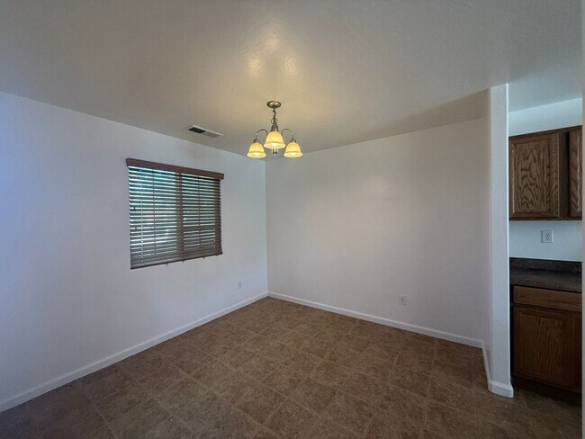 Building Photo - 3-bedrooms and two bathrooms home located in Visalia, CA