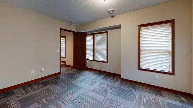 Building Photo - 915 7th St SE
