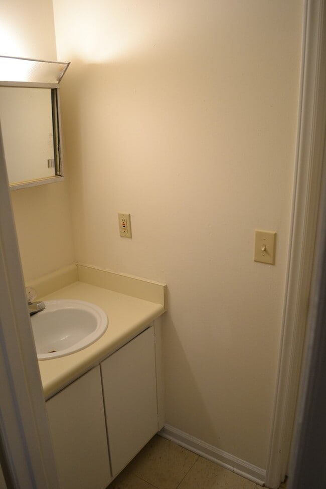 Building Photo - 2 Bedroom Townhome available 6/1/2025 - ne...