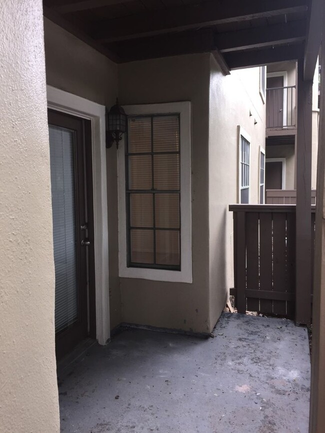 Building Photo - 1 Bedroom/1 bathroom 1st Floor condo with ...