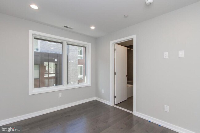 Building Photo - 712 S Sartain St