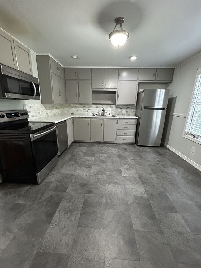 Building Photo - Beautiful 3 Bedroom/ 1.5 bath
