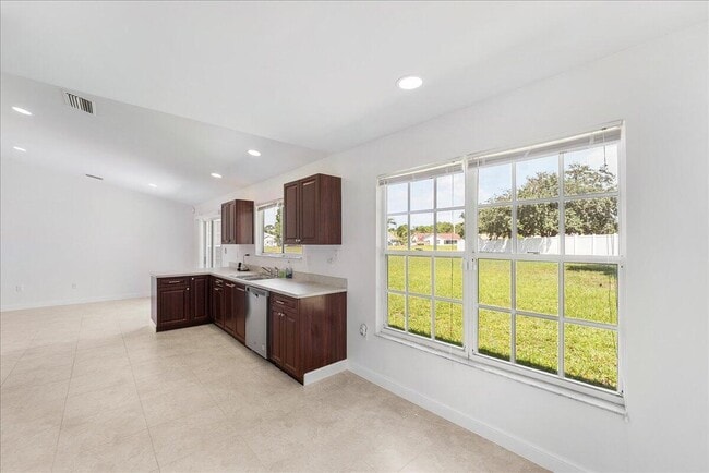Building Photo - 2175 SE Heathwood Cir