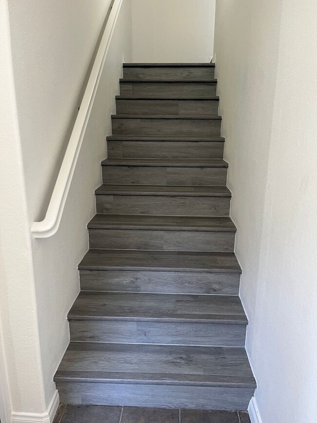 Building Photo - Lovely Townhome In The Spectrum Community For Lease