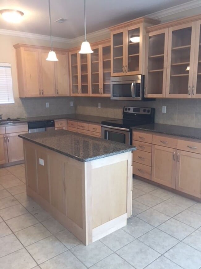 Building Photo - Lake Estates 4 bed 2.5 bath 3 car garage home!