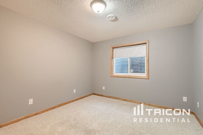 Building Photo - 1312 Miles Ct