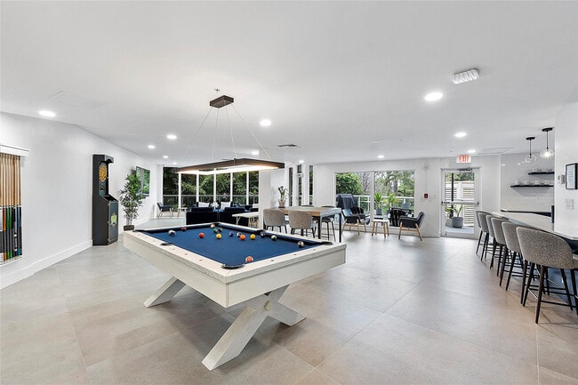 Building Photo - 3000 Holiday Dr