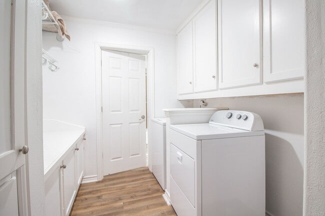 Building Photo - Spacious & Updated 4/2