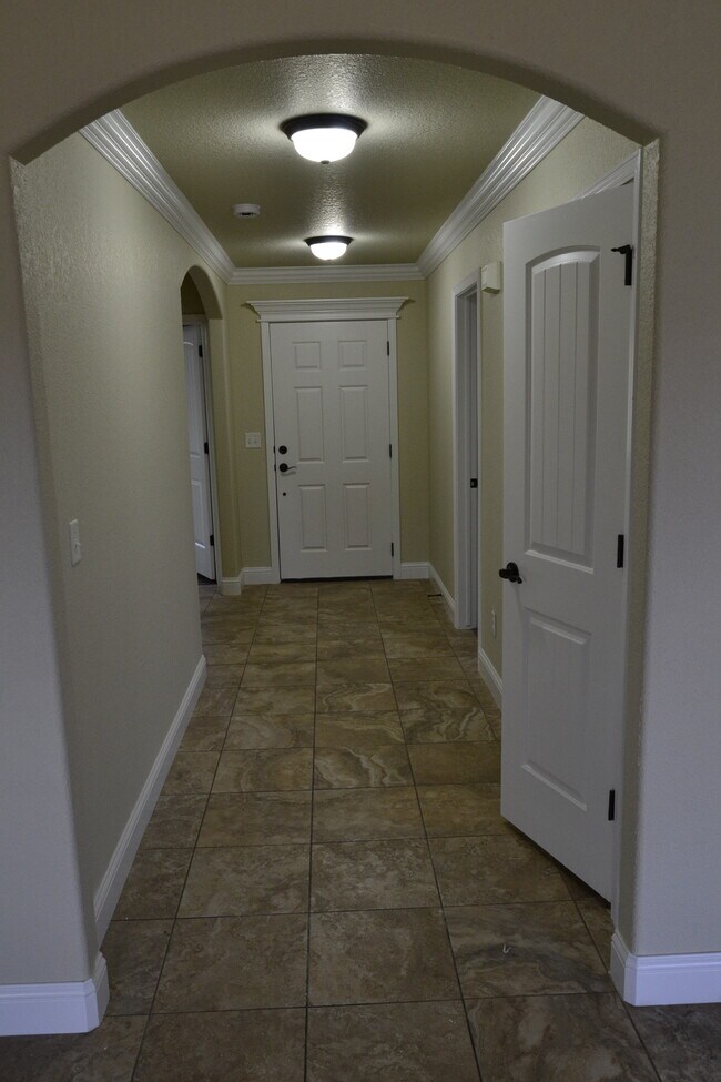 Building Photo - 1700 Been Rd