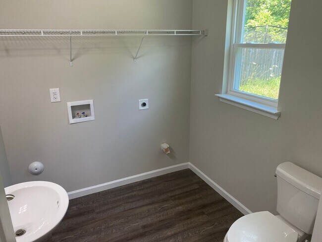 Building Photo - Beautiful 3 bedroom 2.5 bathroom home in C...