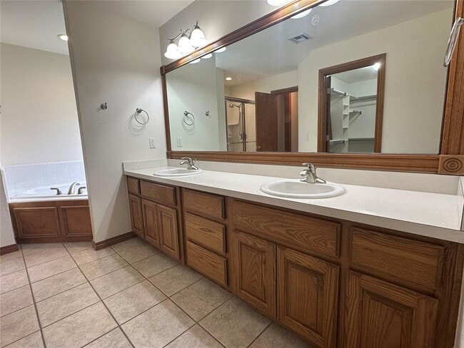 Building Photo - 15713 Traditions Blvd