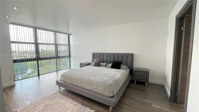 Building Photo - 800 Parkview Dr