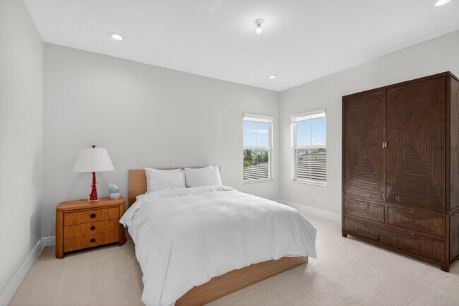 Building Photo - 9249 Crestview Cir