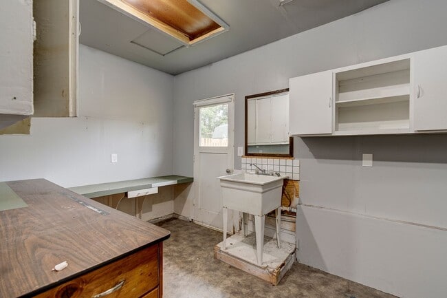 Building Photo - Welcome to this 3 Bed 2 Bath Home Close To Town