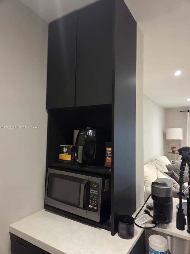 Building Photo - 10824 N Kendall Dr