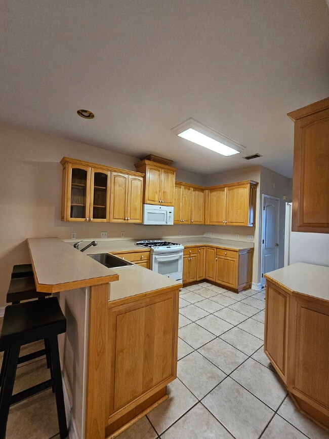 Building Photo - 4Br/2.5Ba Huge home with a sunroom