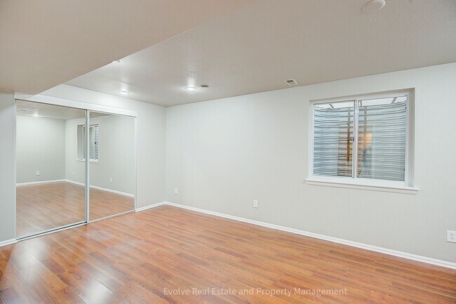 Building Photo - 9641 Cove Creek Dr