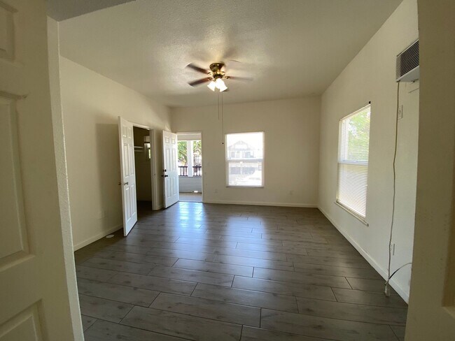 Building Photo - One Bedroom Apartment in Downtown Stockton