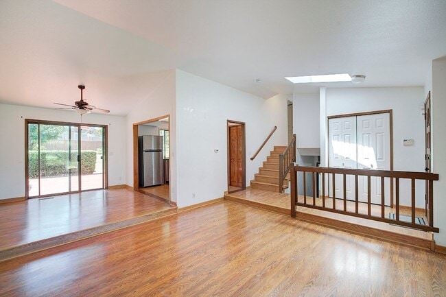 Building Photo - 4Bd/2.25Ba Redmond House