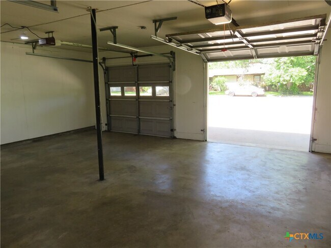 Building Photo - 1339 Mockingbird Ln