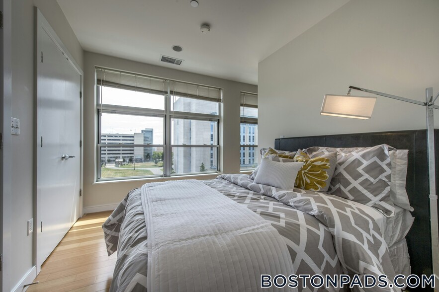 Building Photo - 601 Albany St