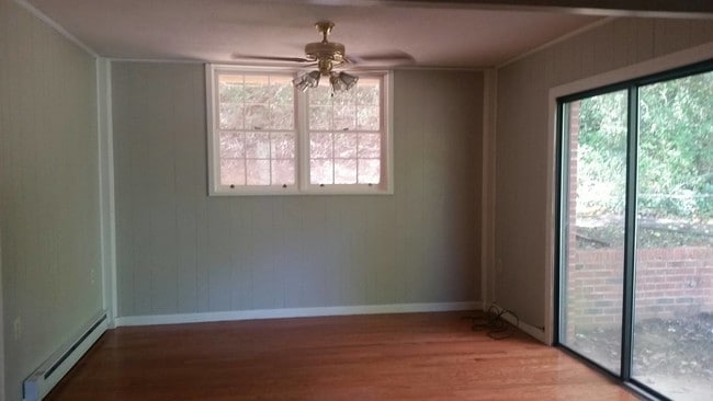 Building Photo - 318 N Country Club Dr