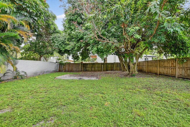 Building Photo - 2817 Poinsettia Ave