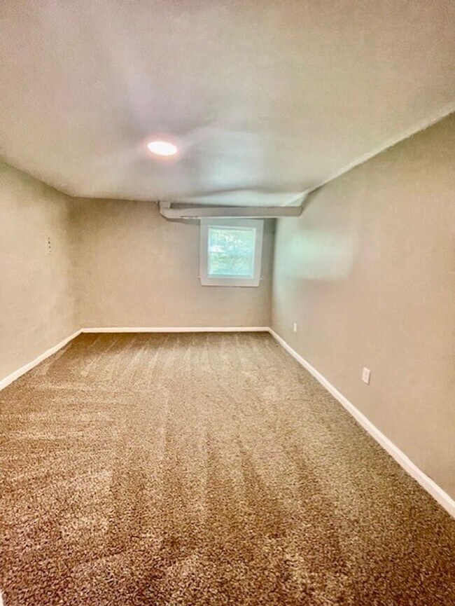 Building Photo - Spacious 5 Bedroom 2 Bath. This Home is Located in the Smallwood Community.