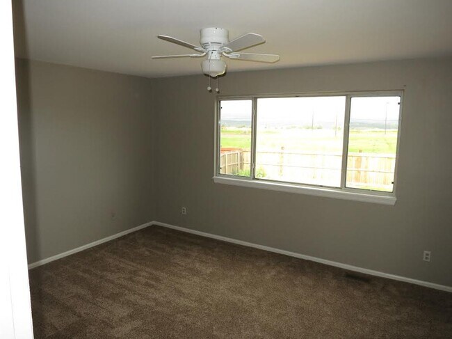 Building Photo - 3 bedroom / 3 bathroom / 3 car garage!