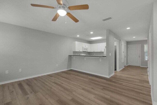 Building Photo - "Charming 2-Bedroom Townhouse with 2.5 Bat...