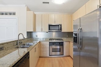 Building Photo - Beautifully upgraded 1 Bdrm, 1 Bath w/larg...