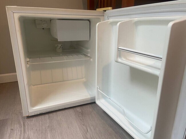 Building Photo - 8A Oak Rd