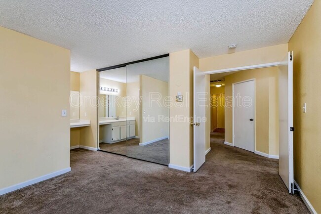 Building Photo - 3724 Gladstone Dr