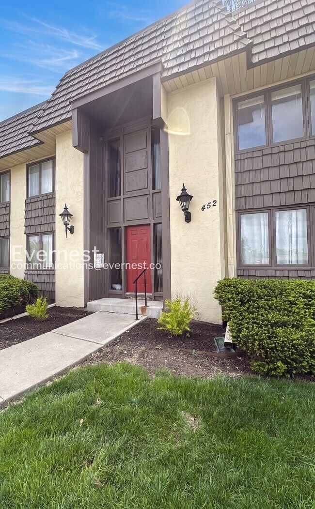 Building Photo - 452 W 104th St