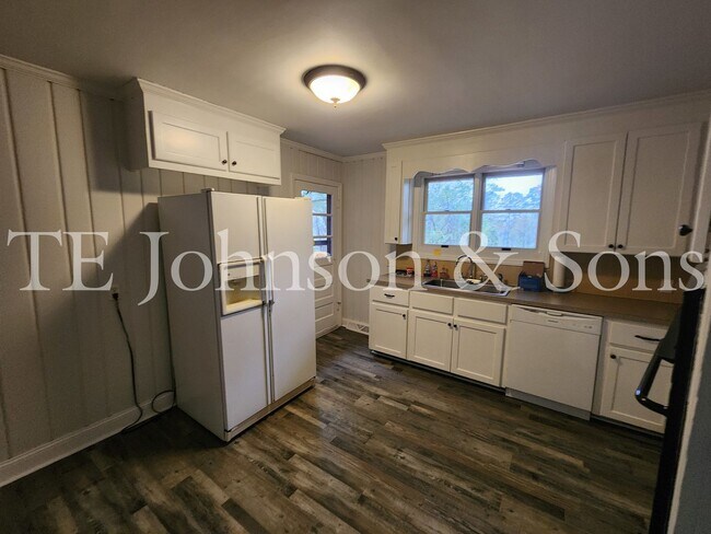 Building Photo - Three bedroom House with Large Lot in Country Setting