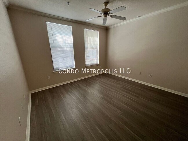Building Photo - 911 N Orange Ave