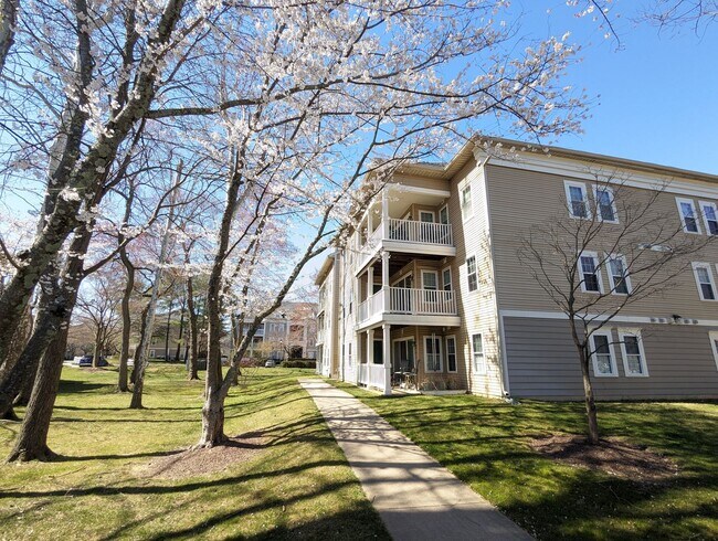 Building Photo - Beautifully maintained ground level condo in Germantown ready by mid April!