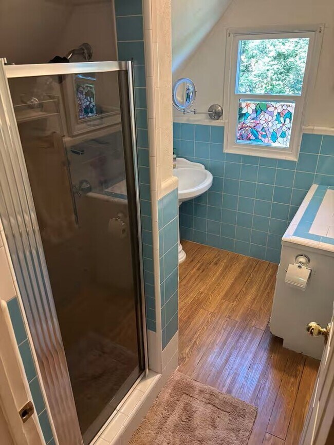 Building Photo - Vintage 5 bedroom Home with Three Car Garage