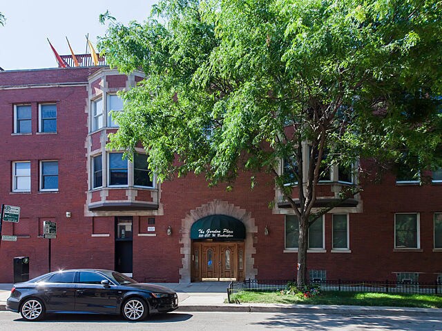 Primary Photo - 807 W Buckingham Pl