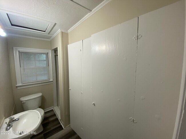 Building Photo - 2317 Bertha St
