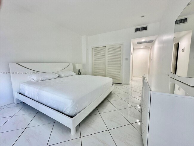 Building Photo - 4747 Collins Ave