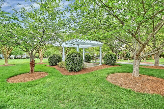 Building Photo - 6705 E Douglas Park Dr